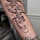 Tatuaje a mano alzada de letras cursivas. Lettering, and Tattoo Design project by Diana Jaramillo A - 01.13.2024