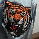 Tigre Feroz / Mi proyecto del curso: Diseño de moda: pintura y bordado sobre prendas. Un progetto di Pittura, Fashion design, Ricamo, DIY, Upc, cling e Textile Design di asandovals - 14.01.2024