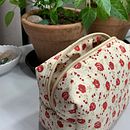 pouch bag | necessaire . Un proyecto de Artesanía, Diseño de complementos y Costura de Júlia Muller - 10.01.2024