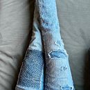 Jeans mended with sashiko stitching methods. Un projet de Broderie, Art textile, DIY, Upcycling , et Design textile de Adrienne R - 21.01.2024