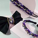 Bordando con pedrería accesorios para el cabello 😍💅🏻. Accessor, Design, Arts, Crafts, Jewelr, Design, Fashion Design, Embroider, DIY, Textile Design, and Sewing project by Valeria Di Nardo - 01.27.2024