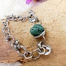 Raw bracelet with natural malachite,tin-plated copper,secured,made using the Tiffany method.Chain bracelet,bracelet with natural stone. Design de joias, Artesanato, Design de acessórios, e Design projeto de Hanna Dehnhard - 04.02.2024