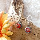 Handmade long earrings made of natural coral, tin-plated copper, made using the Tiffany method. Earrings with natural stone. Red earrings. Design, Design de joias, Artesanato, e Design de acessórios projeto de Hanna Dehnhard - 04.02.2024