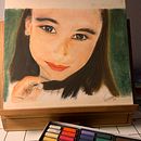 Mi proyecto del curso: Retrato realista al pastel tiza. Un proyecto de Ilustración tradicional, Bellas Artes, Dibujo, Dibujo de Retrato y Dibujo realista de Vanessa Cuevas Barberà - 05.02.2024