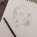 Mi proyecto del curso: Cuaderno de retratos a línea con grafito. Un projet de Beaux Arts, Esquisse , Dessin, Dessin de portrait , et Carnet de croquis de Elena - 12.02.2024