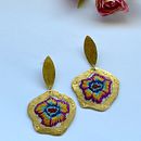 The little flowers that grow around me🌺  . Desain Aksesori, Seni, Kerajinan, Desain Perhiasan, Bordir, Dan Desain Tekstil proyek oleh waneskavieirajewelry - 02.19.2024