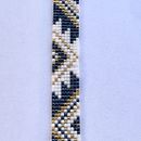 Bracelet triangles . Un projet de Création d'accessoires , et Design de bijoux de laurelyn - 22.02.2024