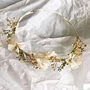 Mon projet du cours : Coiffe florale : créez votre accessoire avec des fleurs. Un proyecto de Diseño de complementos, Diseño de moda, DIY, Diseño floral y vegetal de claire_delmont - 07.03.2024