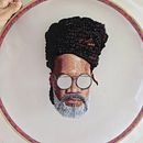 Meu projeto do curso Retratos bordados em tule: "Carlinhos Brown". Un progetto di Ricamo, Disegno di ritratti, DIY e Disegno realistico di Julia Comarella - 09.03.2024