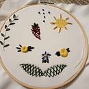 Mój projekt z kursu: Podstawowe techniki haftu: ściegi, kompozycje i palety kolorów. Projekt z dziedziny Projektowanie dodatków, Projektowanie ubrań,  Haft, Teoria barw, Wzornictwo tekst i liów użytkownika xkasiax - 11.03.2024