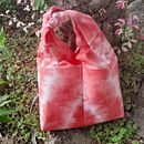 My project for course: Introduction to Shibori Tie Dyeing. Un proyecto de Artesanía, Diseño de moda, DIY, Teñido Textil y Diseño textil de Serafija Niekoop - 19.03.2024