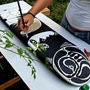 pintura decorativa em skate - abraço. Pintura Acrílica, Pintura decorativa, Artes plásticas, e Colagem projeto de Laura Leiros Carvalho - 23.03.2024
