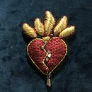 Broche Sagrado Corazón. Un proyecto de Bordado de Monica Palma - 31.03.2024