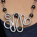 Collana pendente in filo di alluminio martellato e pietre di agata verde. Un projet de Création d'accessoires de francesca_augliera - 16.04.2024