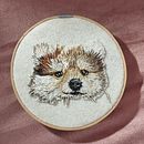 Retrato de mi mascota en el cielo, Valentino. 🫶🏻💖. Een project van Borduurwerk, Textielontwerp y Craft van Mildreth Valencia - 24.03.2024