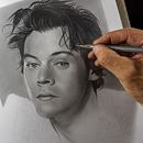 Harry Styles en grafito. Traditional illustration, Fine Arts, Pencil Drawing, and Drawing project by Néstor Canavarro - 04.18.2024