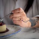 ADRIANA. Un progetto di Fotografia, Artigianato, Educazione, Marketing e Disegno a matita di Nana Gom - 24.04.2024