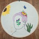Meu projeto do curso: Retrato bordado com elementos botânicos. Een project van Borduurwerk y Textielontwerp van Luciane Alves Souza - 26.04.2024