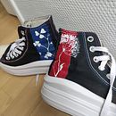 Mon projet du cours : Restauration et personnalisation de baskets Ein Projekt aus dem Bereich Erweiterungsentwicklung, Modedesign, Malerei mit Acr, l, DIY, Upc und cling von hery_marie - 28.04.2024