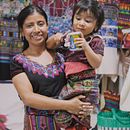 Marta en la tienda de su mamá Maria, en el mercado de artesanias de La Antigua Guatemala, Guatemala. Abril del 2024. Ein Projekt aus dem Bereich Fotografie von julioderas96 - 07.04.2024