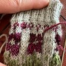Mein Abschlussprojekt für den Kurs: Einführung in das Colorwork-Sockenstricken Ein Projekt aus dem Bereich Erweiterungsentwicklung, Modedesign, Weben, Stricken und Textildesign von rose1437bs - 06.05.2024