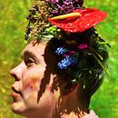 My project for course: Floral Headpiece: Using Flowers to Create Accessories. Een project van Ontwerp van accessoires,  Modeontwerp, DIY y Bloem- en plantenschikken van Melanie Cole - 03.04.2024