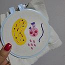 Mi proyecto del curso: Bordado y pintura textil para principiantes. Un proyecto de Pintura, Pattern Design, Bordado, DIY, Upc, cling y Diseño textil de Mariana Sánchez Rico - 21.05.2024