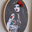 Amy Winehouse bordada Ein Projekt aus dem Bereich Fotografie, Collage, Kartonmodellbau, Prägung, Stickerei, DIY und Textildesign von Carla Pérez Guerrero - 26.05.2024