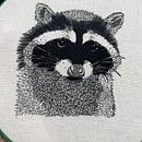 Mi proyecto del curso: Dibujo con hilo - Mapache. Un proyecto de Ilustración tradicional, Dibujo, Bordado, Dibujo realista, Tejido y Diseño textil de vanessa_ardila_m - 16.05.2024