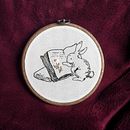 Reading Rabbit. Un projet de Artisanat, Illustration traditionnelle, Art textile , et Broderie de grimbardthewise - 06.07.2024