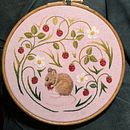 Wild strawberry thief embroidery. Un projet de Broderie de bethaneekay11 - 13.07.2024