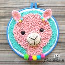 Mi proyecto del curso: Punch needle y crochet: crea personajes únicos. Un projet de Artisanat, Conception de jouets, Broderie, Art textile, DIY, Crochet, Punch needle , et Design textile de Patty Tanúz - 24.07.2024