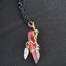 Red Crystalline Wire Wrap. Un proyecto de Diseño de jo y as de Erin Clay - 31.07.2024