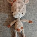 Mi jirafa. Artesanato, Design de brinquedos, Crochê, Amigurumi, e Design têxtil projeto de mb_fernandezchevichuk - 04.08.2024