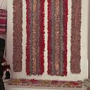Mein Abschlussprojekt für den Kurs: Rag Rugging für Anfänger: Gestalte Teppiche aus Stoffresten. Design de acessórios, Artesanato, Decoração de interiores, Tecido, e Design têxtil projeto de Sabine-Ines Reip - 06.08.2024