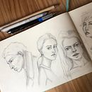 Mon projet du cours : Carnet de portraits : explorez le visage humain. Un projet de Esquisse , Dessin, Dessin de portrait, Dessin artistique , et Carnet de croquis de Naomi BINEY - 14.08.2024