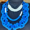 Mi proyecto del curso: Iniciación a la bisutería con cordón: fabrica tus propios collares. Een project van Craft, Sieradenontwerp, Macramé y Textielontwerp van Isabel Alvarado - 15.08.2024