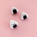 Pins Onigiri. Een project van Ontwerp van accessoires, Sieradenontwerp y Keramiek van Laura Wohlgehaben - 26.05.2021