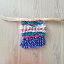 My project for course Introduction to Frame Loom Tapestry - Colourful vibes!. Un proyecto de Diseño de complementos, Decoración de interiores, Tejido, Telar y Diseño textil de Giulia Rocca - 18.08.2024