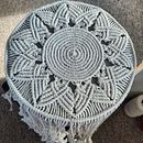 Mi proyecto del curso: Técnicas de macramé circular . Seni, Kerajinan, Dekorasi, Seni Serat, Macramé, Dan Desain Tekstil proyek oleh Elena Ramirez Flores - 08.18.2024
