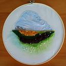 My project for course: Contemporary Landscape Embroidery . Bordado, Tecido, Ilustração tradicional, e Design têxtil projeto de Denise Martin - 28.09.2024