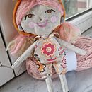My project for course: Fabric Dolls: Design and Content Creation-my friend Michelina. Un projet de Artisanat, Photographie pour Instagram, Photographie smartphone, Confection de patrons et vêtements, Photographie de produits, Couture, Réseaux sociaux , et Conception de jouets de Girly Broos-Godts - 12.10.2024