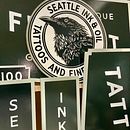 Seattle Ink & Oil Signage. Een project van  Branding en identiteit, Grafisch ontwerp, Schilderij, Bewegwijzering, Logo-ontwerp y Retailontwerp van Aaron Johnson - 15.10.2024