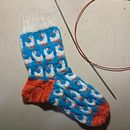 silly goose Colourwork sock by Charlotte Stone (Stoneknits). Design de acessórios, Design de moda, Tecido, Tricô, e Design têxtil projeto de deannabananiphan - 13.12.2024