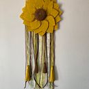 Atrapasueños girasol . Projekt z dziedziny Craft, Design, Dekoracja wnętrz, Makrama, Wzornictwo tekst i liów użytkownika scarletteanahi - 15.12.2024