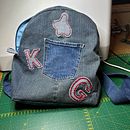 Mochila hecha de jeans. Een project van  Modeontwerp, Patroonontwerp en kleermakerij, Naaiwerk, Upc, cling y DIY van Gabriela Klingvall - 15.12.2024