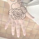 Proyecto final de tatuaje botánico. Un projet de Conception de tatouage, Illustration traditionnelle et Illustration botanique de Patricia Navarro Suárez - 16.12.2024