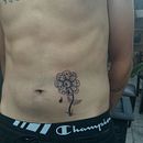 Tatuaje de flor. Een project van Traditionele illustratie,  Tatoeageontwerp y  Botanische illustratie van Luis Caoz - 19.12.2024