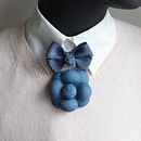 Denim and Ribbon Flower Medal. Un proyecto de Diseño textil, Artesanía, Diseño de jo y as de Svetlana Faulkner - 24.12.2024