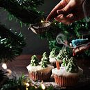 O meu projeto de Natal. Food St, ling, Baking, Cupcakes, Edible Art, and Buttercream project by julianabmimoso - 12.25.2024